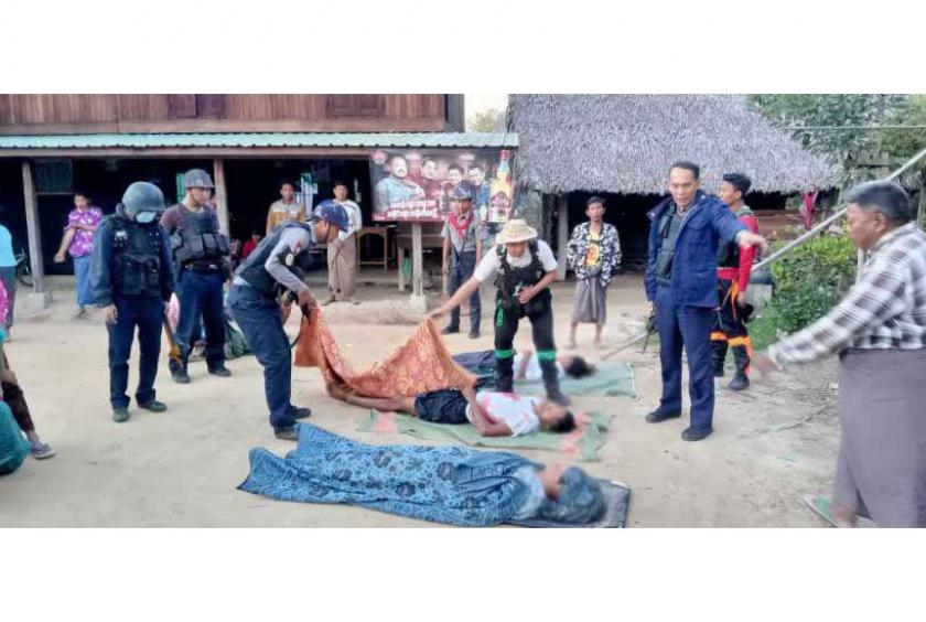 စစ်ကိုင်းတိုင်းဒေသကြီး တန့်ဆည်မြို့နယ် ရွာသာယာကျေးရွာတွင် ၂၀၂၁ ခုနှစ် ဒီဇင်ဘာ ၁၃ ရက်က သတ်ဖြတ်ခံရသူများအား လုံခြုံရေးတပ်ဖွဲ့ဝင်များက လာရောက်စစ်ဆေးနေသည်ကိုတွေ့ရစဉ်