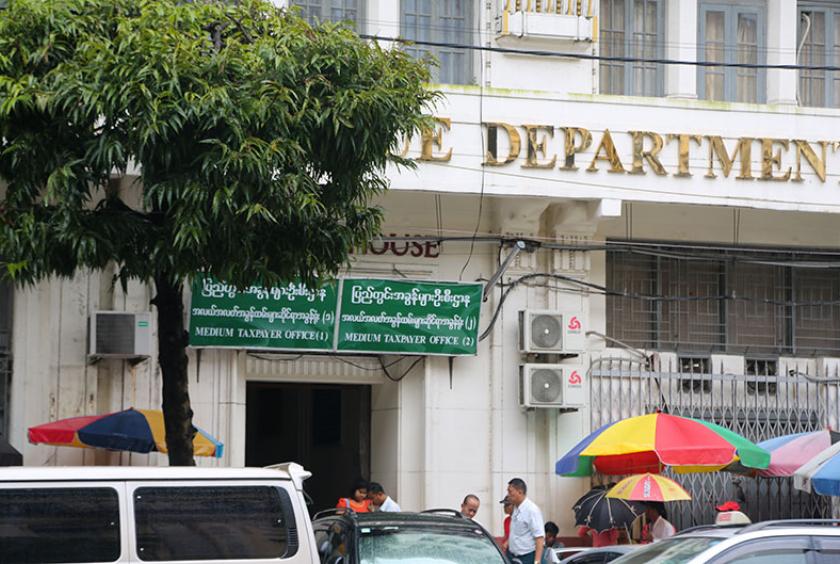 ရန်ကုန်မြို့ရှိ ပြည်တွင်းအခွန်များဦးစီးဌာနရုံးကို တွေ့ရစဉ် (ဓာတ်ပုံ-ကြည်နိုင်)