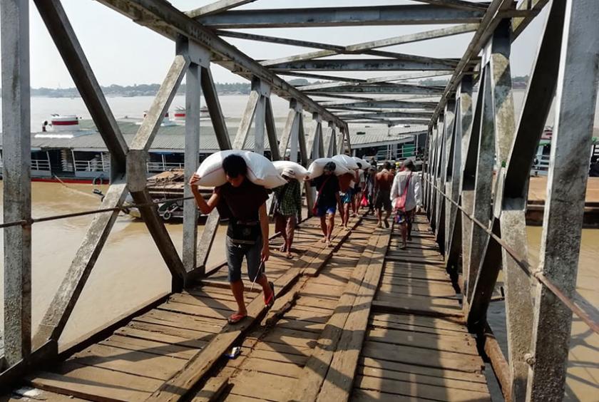 ရန်ကုန်မြို့ ၀ါးတန်းဆိပ်ကမ်း၌ ဆန်အတင်အချပြုလုပ်နေသူများကို ဧပြီ ၁ ရက်က တွေ့ရစဉ် (ဓာတ်ပုံ-ဇေယျာငြိမ်း)