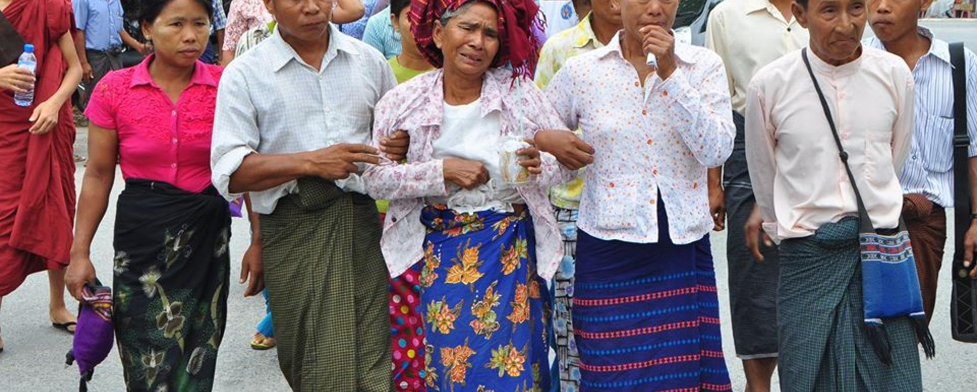 ပုသိမ်ကြီးမြို့နယ် ကျောက်မီးသွေးစွမ်းအင်သုံး ဘိလပ်မြေစက်ရုံစီမံကိန်းကို ဆန္ဒပြမှုကြောင့် အာမခံဖြင့် အမှုရင်ဆိုင်နေရသော အသက် ၇၀ ကျော်အရွယ် အဘွားအိုနှင့် ဒေသခံများအား ရုံးချိန်းတစ်ခုတွင် တွေ့ရစဉ် (ဓာတ်ပုံ-ဌေးလှအောင်)