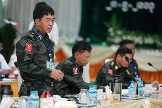 ၂၀၁၃ ခုနှစ်  မေလအတွင်းက မြစ်ကြီးနားမြို့တွင် ပြုလုပ်သည့် အစိုးရနှင့် KIA တို့၏ ငြိမ်းချမ်းရေးဆွေးနွေးပွဲတွင် KIA မှ ဗိုလ်ချုပ် ဂွန်မော်အား တွေ့ရစဉ်(Photo: AFP)
