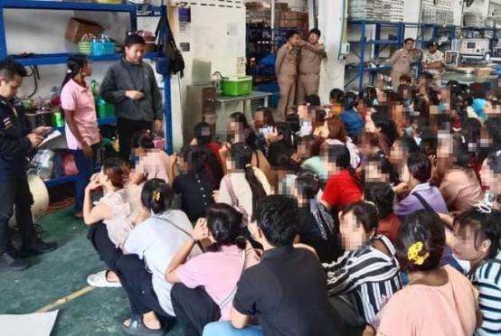 ထိုင်းနိုင်ငံတွင် မြန်မာ၊ လာအို ၊ ကမ္ဘောဒီးယား၊ ဗီယက်နမ်အပါအဝင် တရား မဝင်အထောက်အထားမဲ့ နိုင်ငံခြားသားအလုပ်သမားကို  ဖမ်းဆီးစစ်ဆေးနေမှု မြင်ကွင်း (Photo: Thai News)