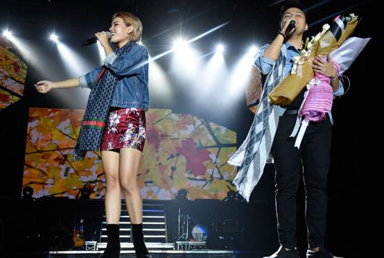 စင်ကာပူနိုင်ငံတွင်ပြုလုပ်မည့် နှစ်သစ်အကြိုဂီတဖျော်ဖြေပွဲတွင် ပါဝင်တင်ဆက်မည့် တေးသံရှင်ဖြိုးပြည့်စုံနှင့် ဂျူဝဲလ်